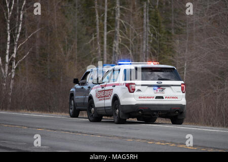 Un Hamilton County, New York Sheriff Patrol rendendo un arresto del traffico su autostrada. Foto Stock