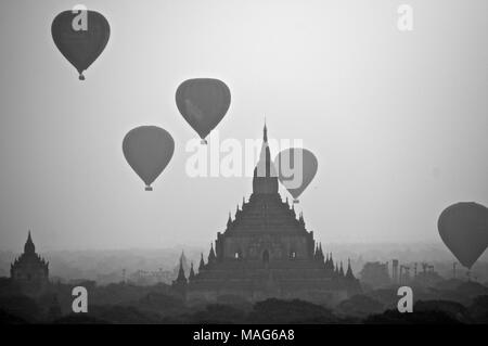 Bianco e nero sunrise a Bagan, Myanmar Foto Stock