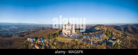 Torino, Italia. 1 Aprile, 2018. Fotografie aeree della Basilica di Superga.La Basilica di Superga è una chiesa nelle vicinanze di Torino. Credito: Alessandro Bosio/Pacific Press/Alamy Live News Foto Stock