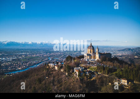Torino, Italia. 1 Aprile, 2018. Fotografie aeree della Basilica di Superga.La Basilica di Superga è una chiesa nelle vicinanze di Torino. Credito: Alessandro Bosio/Pacific Press/Alamy Live News Foto Stock