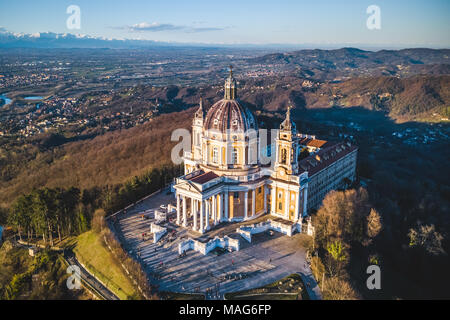 Torino, Italia. 1 Aprile, 2018. Fotografie aeree della Basilica di Superga.La Basilica di Superga è una chiesa nelle vicinanze di Torino. Credito: Alessandro Bosio/Pacific Press/Alamy Live News Foto Stock