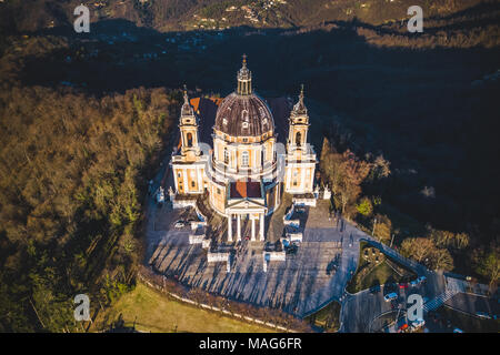 Torino, Italia. 1 Aprile, 2018. Fotografie aeree della Basilica di Superga.La Basilica di Superga è una chiesa nelle vicinanze di Torino. Credito: Alessandro Bosio/Pacific Press/Alamy Live News Foto Stock