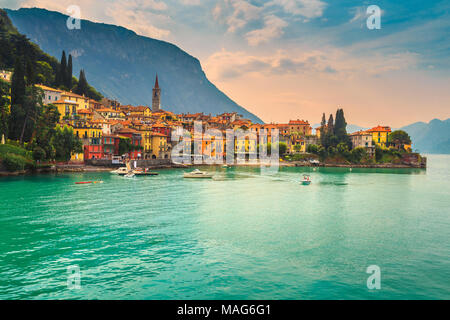 Amazing Luxury holiday resort e colorati di ville e porto con canoe, barche, motoscafi a Varenna, Lago di Como, regione Lombardia, Italia, Europa Foto Stock