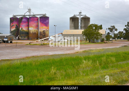 Il silos a Thallon nel Queensland, in Australia che hanno avuto i murali creato su di loro come attrazione turistica, raffigurante il fiume dei moonie regione Foto Stock