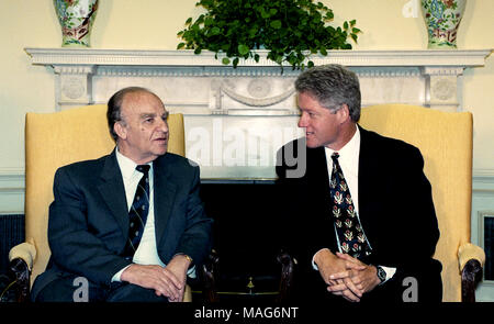 Washington, DC, Stati Uniti d'America, 8 settembre 1993 Alija Izetbegovic Presidente della Presidenza della Bosnia ed Erzegovina si incontra con il presidente William Clinton all ufficio Ovale della Casa Bianca. Credito: Mark Reinstein/MediaPunch Foto Stock