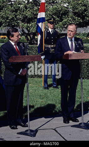 Washington, DC, Stati Uniti d'America, 10 ottobre 1991 il presidente George H.W. Bush offre commento dopo la riunione con Costa Rican Presidente Rafael Calderon sul prato Sud della Casa Bianca. Credito: Mark Reinstein/MediaPunch Foto Stock