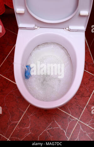 Sala da bagno nell'appartamento. Nel recipiente di acqua schiumosa lavato via. Foto Stock