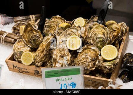 Ostriche fresche in vendita in La Boqueria il mercato coperto vicino a La Rambla, Barcelona, Spagna Foto Stock