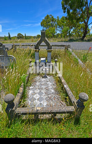 Insolito grave e lapide presso il St Patricks chiesa cattolica di Ben Lomond nel nord del Nuovo Galles del Sud Australia Foto Stock