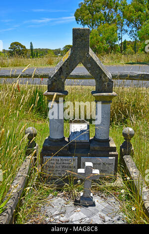 Insolito grave e lapide presso il St Patricks chiesa cattolica di Ben Lomond nel nord del Nuovo Galles del Sud Australia Foto Stock