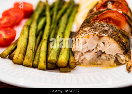 Arrosto di filetto di luccioperca con asparagi e limone Foto Stock