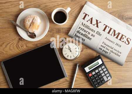 Tempi fiscale mock up giornale con orologio, calcolatrice e tablet Foto Stock