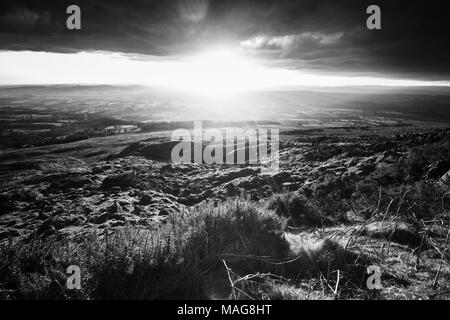 Tramonto spettacolare luce su scenic campagna britannica vedendo dalle pendici del Titterstone Clee Hill in Shropshire, Regno Unito Foto Stock