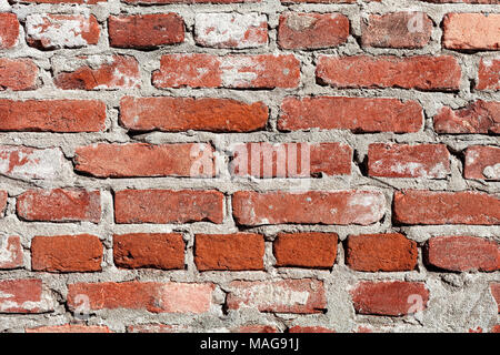 Vista frontale della parete costruita dal rosso e arancione con mattoni di calcestruzzo. Foto Stock