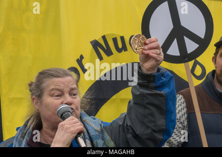 Aldermaston, UK. 1 apr, 2018. Dr Rebecca Johnson, co-presidente di ICAN, da lungo tempo femminista attivista di pace e 2017 Premio Nobel, detiene una replica del Premio Nobel medaglia di ICAn per il suo lavoro su un trattato delle Nazioni Unite il divieto di armi nucleari. che è stato concluso lo scorso anno e firmato da 122 nazioni come lei parla al CND celebrazione del sessantesimo anniversario del primo Aldermaston marzo che ha mobilitato migliaia contro la bomba e radicale a forma di protesta per generazioni. Credito: Peter Marshall / Alamy Live News Foto Stock