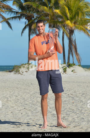 Miami, FL, Stati Uniti d'America. 1 apr, 2018. KEY BISCAYNE, FL - aprile 01: John Isner (USA) le teste per la stato di Crandon Park Beach per le immagini con il Campionato trofeo dopo la sconfitta di Alexander Zverev (GER) 67(4) 64 64 al 2018 Miami aperto presso il Centro Tennis di Crandon Park il 1 aprile 2018. Credito: Andrea, Patrono/filo di Zuma Credito: Andrea, Patrono/ZUMA filo/Alamy Live News Foto Stock