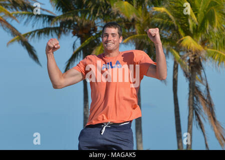 Miami, FL, Stati Uniti d'America. 1 apr, 2018. KEY BISCAYNE, FL - aprile 01: John Isner (USA) le teste per la stato di Crandon Park Beach per le immagini con il Campionato trofeo dopo la sconfitta di Alexander Zverev (GER) 67(4) 64 64 al 2018 Miami aperto presso il Centro Tennis di Crandon Park il 1 aprile 2018. Credito: Andrea, Patrono/filo di Zuma Credito: Andrea, Patrono/ZUMA filo/Alamy Live News Foto Stock