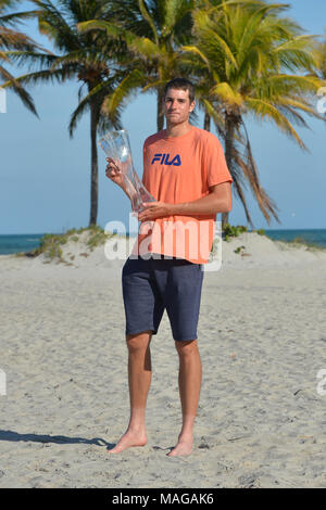 Miami, FL, Stati Uniti d'America. 1 apr, 2018. KEY BISCAYNE, FL - aprile 01: John Isner (USA) le teste per la stato di Crandon Park Beach per le immagini con il Campionato trofeo dopo la sconfitta di Alexander Zverev (GER) 67(4) 64 64 al 2018 Miami aperto presso il Centro Tennis di Crandon Park il 1 aprile 2018. Credito: Andrea, Patrono/filo di Zuma Credito: Andrea, Patrono/ZUMA filo/Alamy Live News Foto Stock