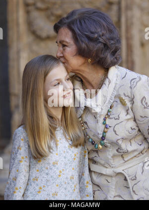 Palma di Maiorca, isole Baleari, Spagna. 1 apr, 2018. CROWN PRINCESS LEONOR ottiene un bacio da sua nonna, la regina Sofia di Spagna dopo Pasqua la Santa Messa presso la cattedrale di Palma de Mallorca. Credito: Clara Margais/ZUMA filo/Alamy Live News Foto Stock