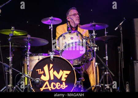 Nantwich, Cheshire, Regno Unito. Il primo aprile 2018.Il Jive Aces eseguire live a Nantwich Sala Civica durante il ventiduesimo Nantwich Jazz, Blues e il Festival di musica. Credito: Simon Newbury/Alamy Live News Foto Stock