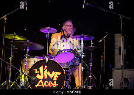 Nantwich, Cheshire, Regno Unito. Il primo aprile 2018.Il Jive Aces eseguire live a Nantwich Sala Civica durante il ventiduesimo Nantwich Jazz, Blues e il Festival di musica. Credito: Simon Newbury/Alamy Live News Foto Stock