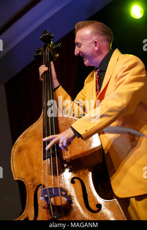 Nantwich, Cheshire, Regno Unito. Il primo aprile 2018.Il Jive Aces eseguire live a Nantwich Sala Civica durante il ventiduesimo Nantwich Jazz, Blues e il Festival di musica. Credito: Simon Newbury/Alamy Live News Foto Stock