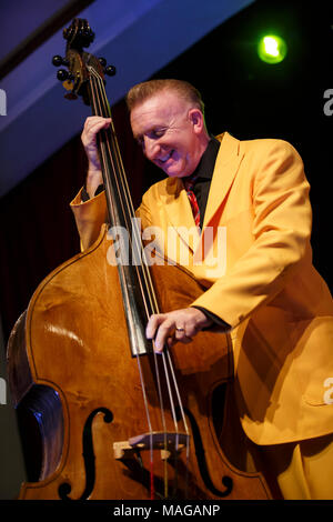 Nantwich, Cheshire, Regno Unito. Il primo aprile 2018.Il Jive Aces eseguire live a Nantwich Sala Civica durante il ventiduesimo Nantwich Jazz, Blues e il Festival di musica. Credito: Simon Newbury/Alamy Live News Foto Stock