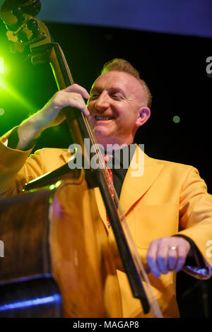 Nantwich, Cheshire, Regno Unito. Il primo aprile 2018.Il Jive Aces eseguire live a Nantwich Sala Civica durante il ventiduesimo Nantwich Jazz, Blues e il Festival di musica. Credito: Simon Newbury/Alamy Live News Foto Stock