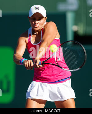 Key Biscayne, Florida, Stati Uniti d'America. 1 Aprile, 2018. Ashleigh Barty di Australia gioca il rovescio contro Barbora Krejcikova e Katerina Siniakkova della Repubblica ceca durante il doppio femminile finale di campionato al 2018 Miami Open presentato da Itau professional tennis tournament, giocato al Crandon Park Tennis Center di Key Biscayne, Florida, Stati Uniti d'America. Vandeweghe e Barty sconfitto Krejcikova e Siniakkova 6-2, 6-1. Mario Houben/CSM/Alamy Live News Foto Stock