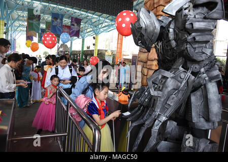 Hangzhou (Cina). 2 apr, 2018. Hangzhou, Cina-31st Marzo 2018: Robot fornendo tour servizio di guida per il turista può essere visto in un parco di divertimenti in Hangzhou, est della Cina di Provincia dello Zhejiang. Credito: SIPA Asia/ZUMA filo/Alamy Live News Foto Stock