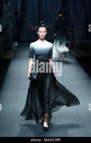 Beijin, Beijin, Cina. 31 Mar, 2018. Pechino, Cina-31st Marzo 2018: modelli presente Xiong Yi le creazioni in Cina la settimana della moda. Credito: SIPA Asia/ZUMA filo/Alamy Live News Foto Stock