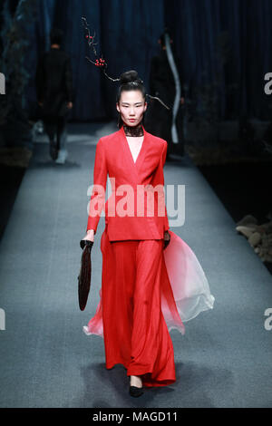 Beijin, Beijin, Cina. 31 Mar, 2018. Pechino, Cina-31st Marzo 2018: modelli presente Xiong Yi le creazioni in Cina la settimana della moda. Credito: SIPA Asia/ZUMA filo/Alamy Live News Foto Stock