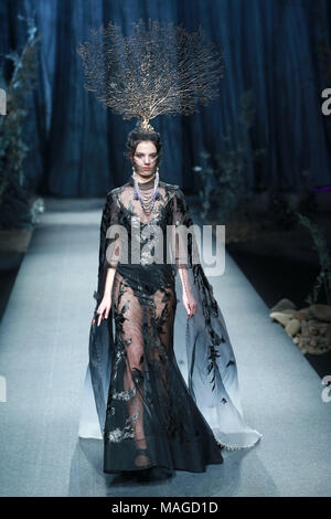 Beijin, Beijin, Cina. 31 Mar, 2018. Pechino, Cina-31st Marzo 2018: un modello presenta Xiong Yi alla creazione in Cina la settimana della moda. Credito: SIPA Asia/ZUMA filo/Alamy Live News Foto Stock