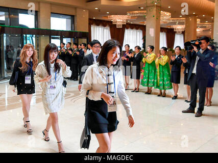 Velluto rosso, 31 Mar 2018 : sud coreano gruppo ragazza di velluto rosso arriva a Koryo hotel a Pyongyang, la Corea del Nord. Corea del Sud taekwondo atleti e K-Pop musicisti come Cho Yong-pil, Lee Sun-hee Choi Jin-hee, Yoon Do-hyun (YB), Baek Ji-young, velluto rosso, Jungin, Seohyun (ragazze' generazione), Ali, Kang San-eh e Kim Kwang-min si esibiranno presso l'Oriente Pyongyang Grand Theatre di domenica e si esibiranno in un concerto insieme con la Corea del Nord su artisti martedì presso il Ryugyong Jong Ju Yong palestra a Pyongyang e transfrontalieri di scambio culturale davanti a un vertice intercoreano previsto su Apri Foto Stock