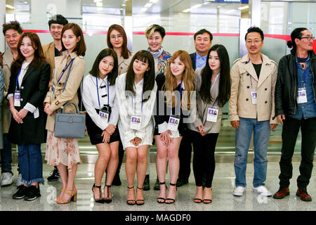 Velluto rosso e Seohyun (ragazze' generazione), Mar 31, 2018 : Quattro membri del gruppo ragazza di velluto rosso (C, fila anteriore) e Seohyun (2a L, fila anteriore) pongono con altri sud coreano musicisti al loro arrivo all aeroporto di Sunan Pyongyang Corea del Nord. Corea del Sud taekwondo atleti e K-Pop musicisti come Cho Yong-pil, Lee Sun-hee Choi Jin-hee, Yoon Do-hyun (YB), Baek Ji-young, velluto rosso, Jungin, Seohyun (ragazze' generazione), Ali, Kang San-eh e Kim Kwang-min si esibiranno presso l'Oriente Pyongyang Grand Theatre di domenica e si esibiranno in un concerto insieme con il nord coreano artisti martedì a t Foto Stock