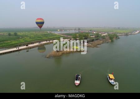 , Yangzhou Yangzhou, Cina. 1 apr, 2018. Yangzhou, Cina-1st Aprile 2018: una vista a volo di uccello del Gaoyou Jiaoye Park di Yangzhou, est cinese della provincia di Jiangsu. Credito: SIPA Asia/ZUMA filo/Alamy Live News Foto Stock