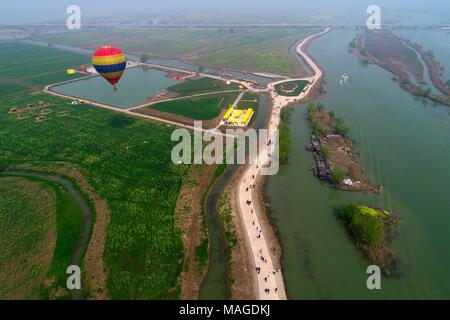 , Yangzhou Yangzhou, Cina. 1 apr, 2018. Yangzhou, Cina-1st Aprile 2018: una vista a volo di uccello del Gaoyou Jiaoye Park di Yangzhou, est cinese della provincia di Jiangsu. Credito: SIPA Asia/ZUMA filo/Alamy Live News Foto Stock