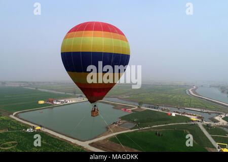 , Yangzhou Yangzhou, Cina. 1 apr, 2018. Yangzhou, Cina-1st Aprile 2018: una vista a volo di uccello del Gaoyou Jiaoye Park di Yangzhou, est cinese della provincia di Jiangsu. Credito: SIPA Asia/ZUMA filo/Alamy Live News Foto Stock