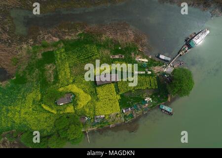 , Yangzhou Yangzhou, Cina. 1 apr, 2018. Yangzhou, Cina-1st Aprile 2018: una vista a volo di uccello del Gaoyou Jiaoye Park di Yangzhou, est cinese della provincia di Jiangsu. Credito: SIPA Asia/ZUMA filo/Alamy Live News Foto Stock