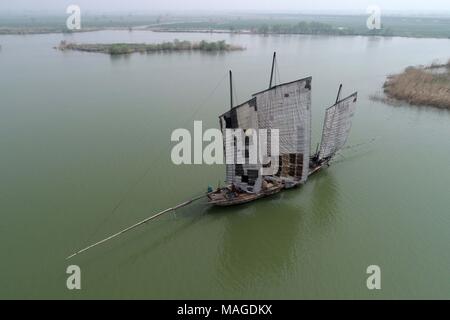 , Yangzhou Yangzhou, Cina. 1 apr, 2018. Yangzhou, Cina-1st Aprile 2018: una vista a volo di uccello del Gaoyou Jiaoye Park di Yangzhou, est cinese della provincia di Jiangsu. Credito: SIPA Asia/ZUMA filo/Alamy Live News Foto Stock