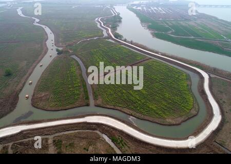 , Yangzhou Yangzhou, Cina. 1 apr, 2018. Yangzhou, Cina-1st Aprile 2018: una vista a volo di uccello del Gaoyou Jiaoye Park di Yangzhou, est cinese della provincia di Jiangsu. Credito: SIPA Asia/ZUMA filo/Alamy Live News Foto Stock