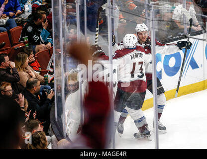 Los Angeles, California, USA. 1 apr, 2018. Colorado Avalanche di avanti Tyson Jost (17) celebra il suo obiettivo con Colorado Avalanche di avanti Alexander Kerfoot (13) durante il 2017-2018 NHL Hockey gioco contro Anaheim Ducks di Anaheim, California, il 1 aprile 2018. Le anatre ha vinto 4-3 in ore di lavoro straordinario. Credito: Ringo Chiu/ZUMA filo/Alamy Live News Foto Stock