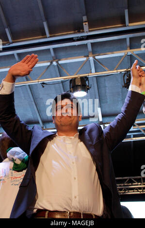 San Jose, Costa Rica. 1 apr, 2018. Costa Rican candidato presidenziale Carlos Alvarado celebra la sua vittoria con i suoi sostenitori in San Jose, Costa Rica, il 1 aprile 2018. Carlos Alvarado, il candidato dalla sentenza Citizen Action Party (PAC), ha vinto il Costa Rica del ballottaggio presidenziale con 60.74 per cento del voto, secondo i risultati più recenti rilasciati dal paese del tribunale elettorale di domenica sera. Credito: Kent Gilbert/Xinhua/Alamy Live News Foto Stock