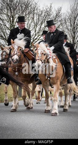 Lausitz, Germania. 1 apr, 2018. In prossimità dei due bellissimi Haflinger in la processione di Pasqua Riders - Sorabo tradizione pasquale (Osterreiten) da Wittichenau (Lausitz, Germania). Credito: Krino/Alamy Live News Credito: Krino/Alamy Live News Foto Stock