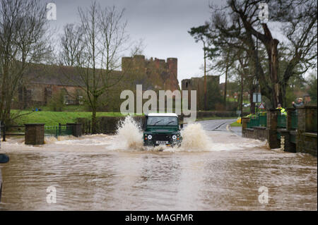 Kenilworth, Warwickshire. 2 apr, 2018. Regno Unito: Meteo con precipitazioni significative nel periodo di Pasqua la domenica sera e il lunedì di Pasqua diluvio gli avvisi sono stati emessi dall'Agenzia europea dell'ambiente per qualche parte del Midlands Il 2 aprile 2018. Un automobilista braves allagata Ford sulla A452 a Kenilworth, Warwickshire il 2 aprile 2018 Credit: Fraser Pithie/Alamy Live News Foto Stock