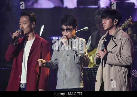 Pyeongyang, LA COREA DEL NORD. Xix Apr, 2016. Aprile 2, 2018-Pyeongyang, nord coreano Korea-South cantante famoso Cho Yong Pil(c) e Kang San E(l), Yun Do Hyun(r) rehersal firtst per prestazioni a Oriente Pyeongyang Grand Theatre di Pyeongyang, la Corea del Nord. Leader della Corea del nord Kim Jong-ONU ha espresso la speranza che il sud coreano musicisti di prestazioni a Pyongyang potrebbe servire come un occasione per mostrare le unità delle due Coree, i media di stato segnalato lunedì. Credito: Ryu Seung-Il/ZUMA filo/Alamy Live News Foto Stock