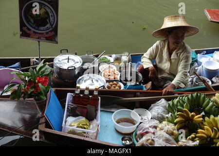 26 febbraio 2018, Damnoen Saduak, Thailandia: una donna seduta nella sua barca e offrendo la sua merce al Mercato Galleggiante di Damnoen Saduak. Il mercato con il suo klongs (canali) è più di cento anni di età. Foto: Alexandra Schuler/dpa Foto Stock