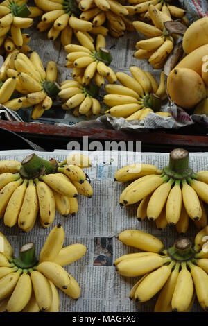 26 febbraio 2018, Damnoen Saduak, Thailandia: Banane in una barca pronta per la vendita nel mercato galleggiante di Damnoen Saduak. Il mercato con il suo klongs (canali) è più di cento anni di età. Foto: Alexandra Schuler/dpa Foto Stock