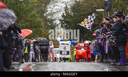 Bolney SUSSEX REGNO UNITO 2 Aprile 2018 - junior gara al l annuale Bolney Pram gara di oggi che si tiene a otto campane pub nel villaggio ogni Pasqua lunedì festivo raccolta fondi per le associazioni di beneficenza locali SERV Sussex e età UK Credit: Simon Dack/Alamy Live News Foto Stock