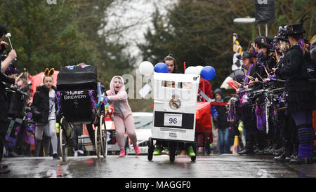 Bolney SUSSEX REGNO UNITO 2 Aprile 2018 - junior gara al l annuale Bolney Pram gara di oggi che si tiene a otto campane pub nel villaggio ogni Pasqua lunedì festivo raccolta fondi per le associazioni di beneficenza locali SERV Sussex e età UK Credit: Simon Dack/Alamy Live News Foto Stock